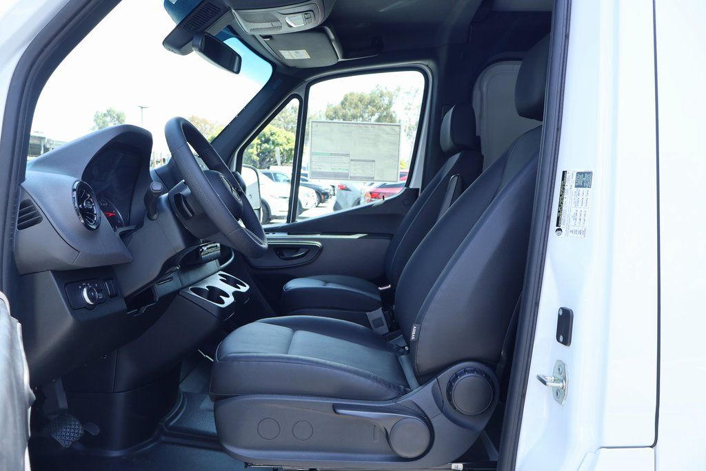 Thumbnail: 2025 Mercedes-Benz Sprinter - 6