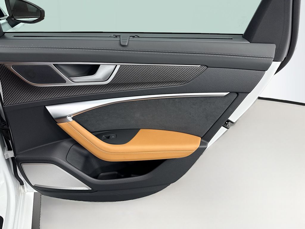 Thumbnail: 2025 Audi RS 6 - 28