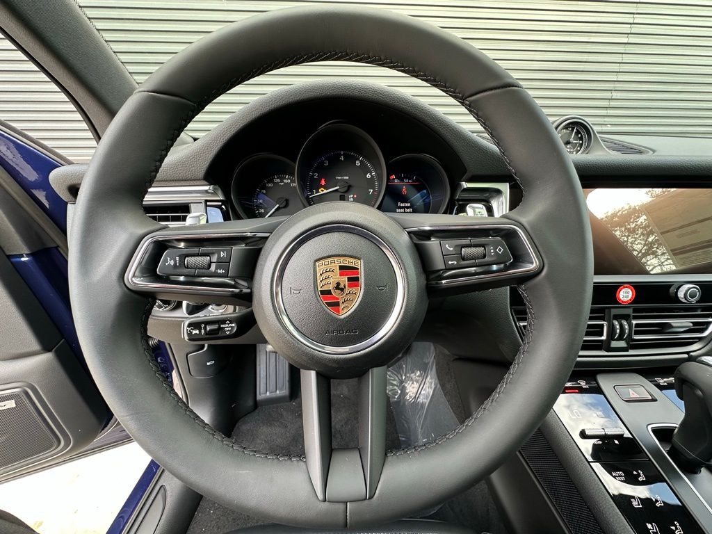 2025 Porsche Macan  17