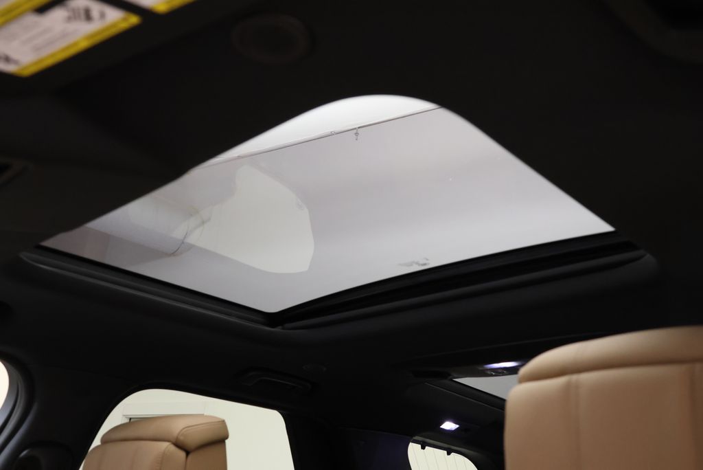 Thumbnail: 2026 Land Rover Discovery - 11