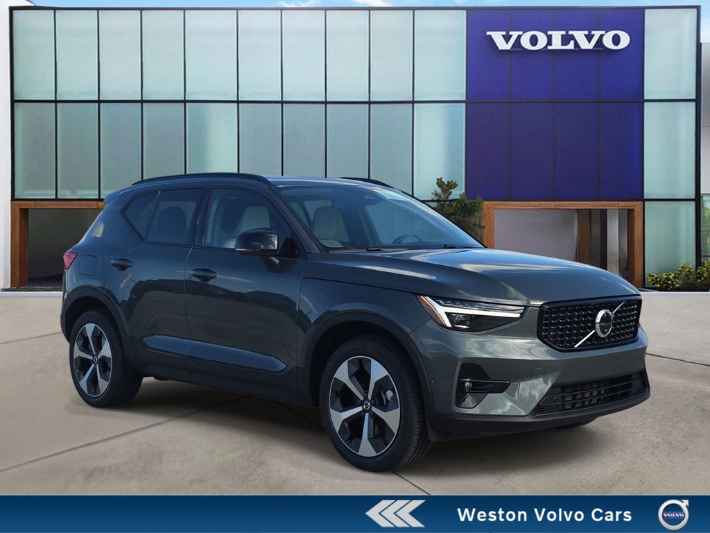 Forest Lake 2026 Volvo XC40 SUV / Crossover All-Wheel Drive Automatic
