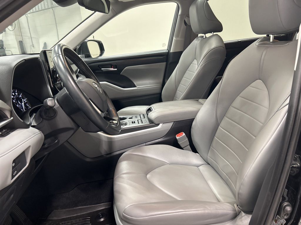 used 2021 Toyota Highlander car, priced at $34,908