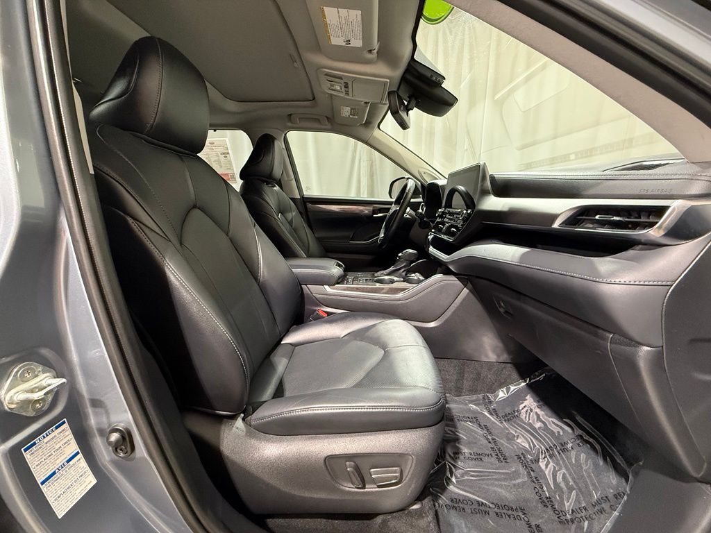 Thumbnail: 2021 Toyota Highlander - 24