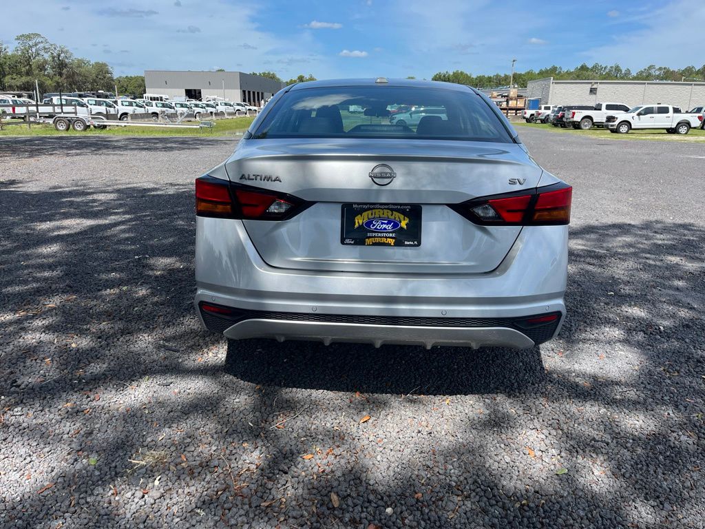 2024 Brilliant Silver Metallic Nissan Altima 2.5 SV FWD Sedan