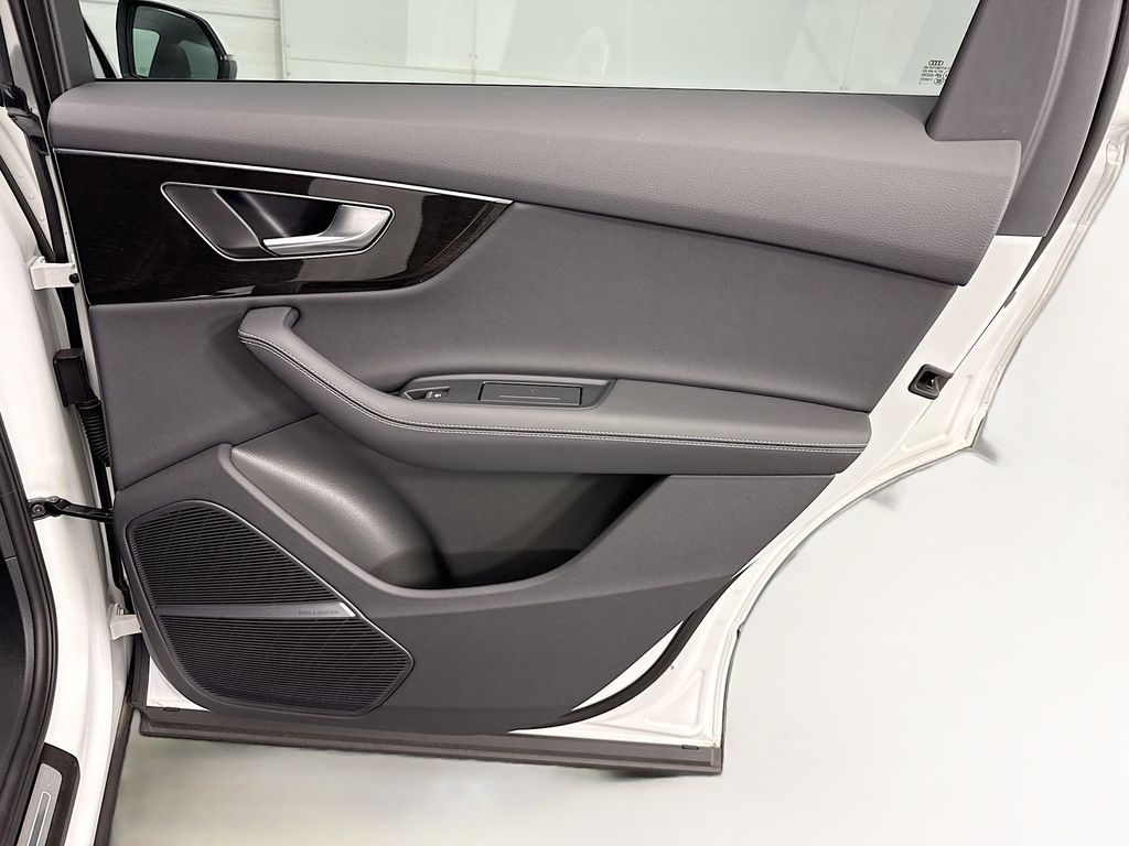 Thumbnail: 2025 Audi Q7 - 26