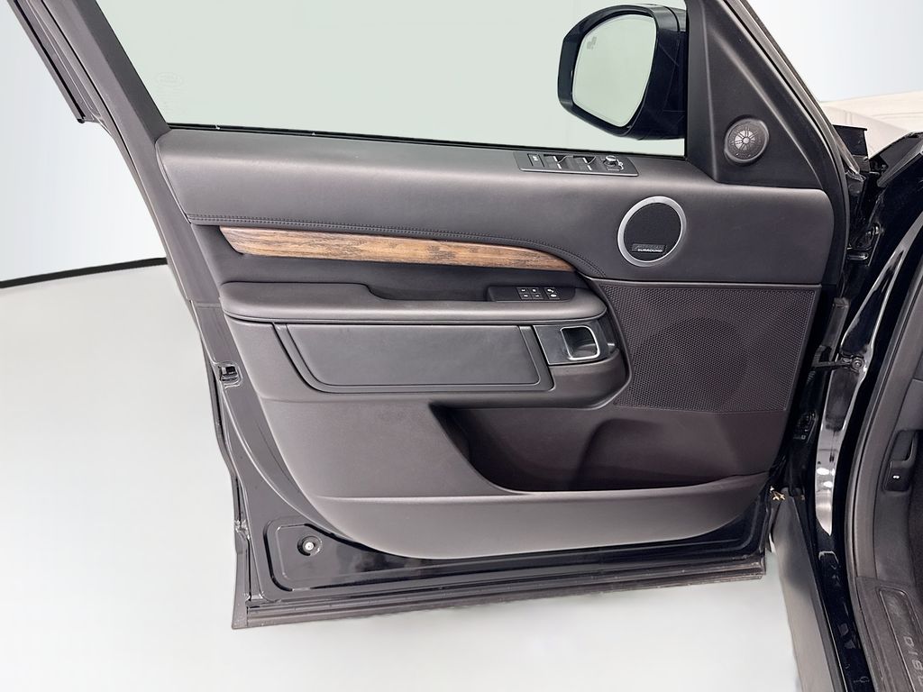 Thumbnail: 2018 Land Rover Discovery - 22