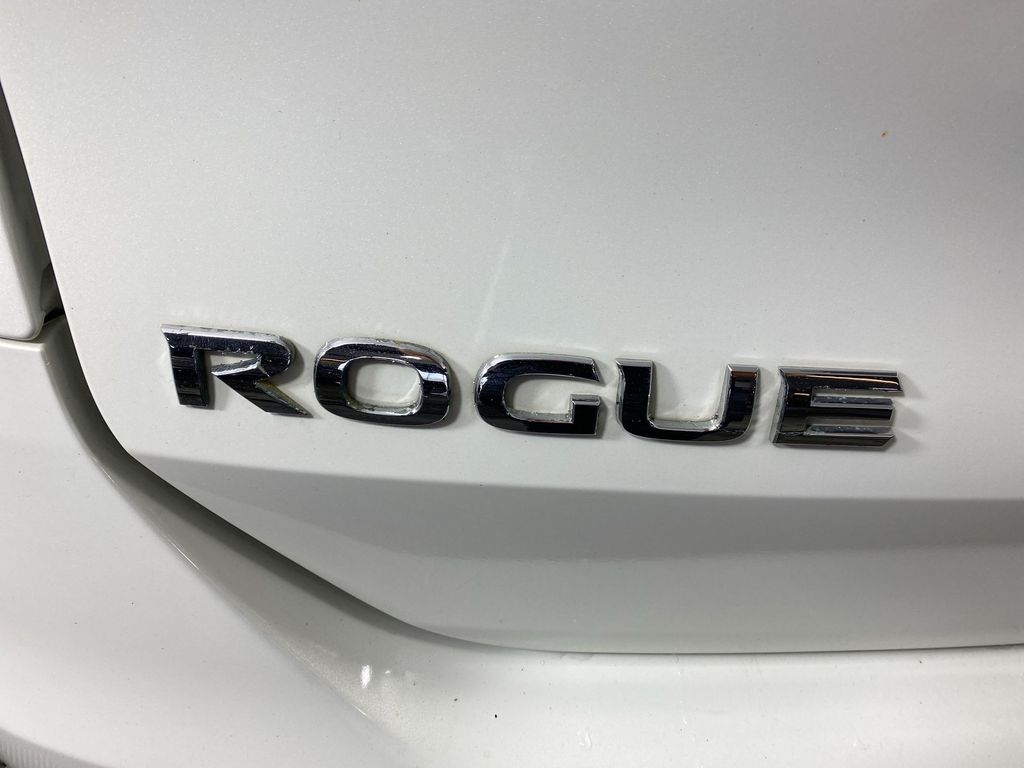 2014 Nissan Rogue SL 28