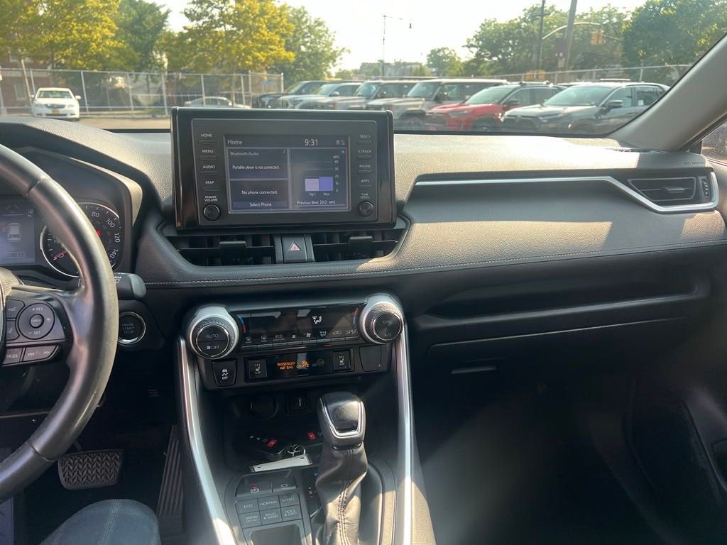 2019 Toyota RAV4 XLE 17