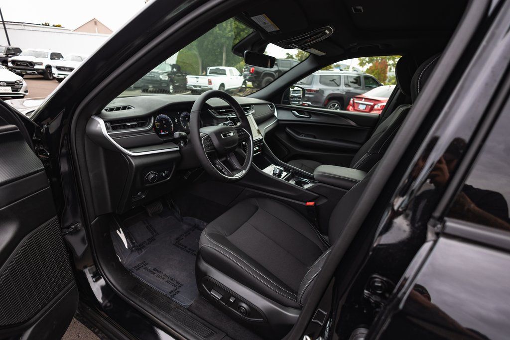 2025 Jeep Grand Cherokee Laredo X thumbnail 19
