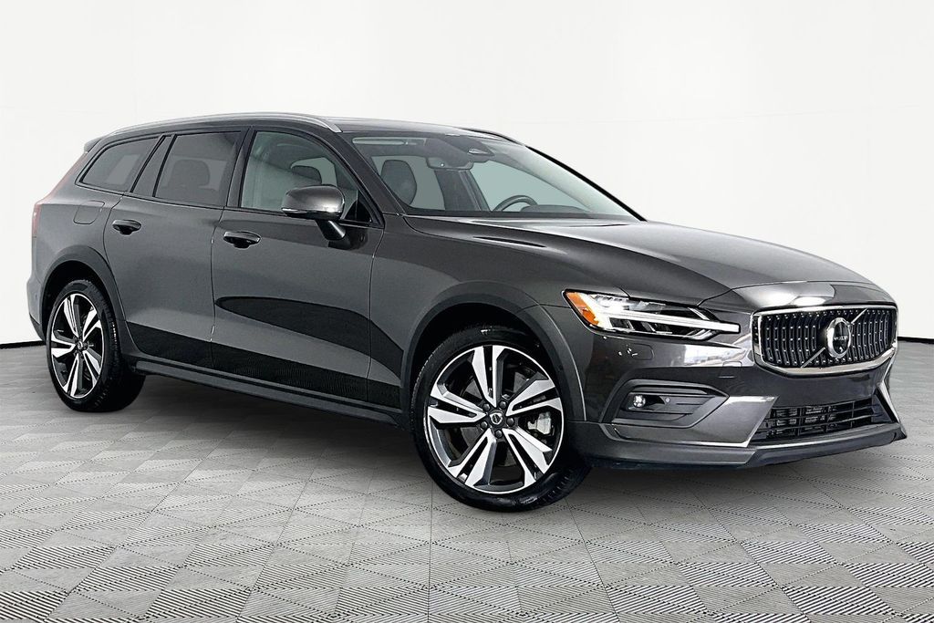 2025 Volvo V60 Cross Country B5 Plus AWD