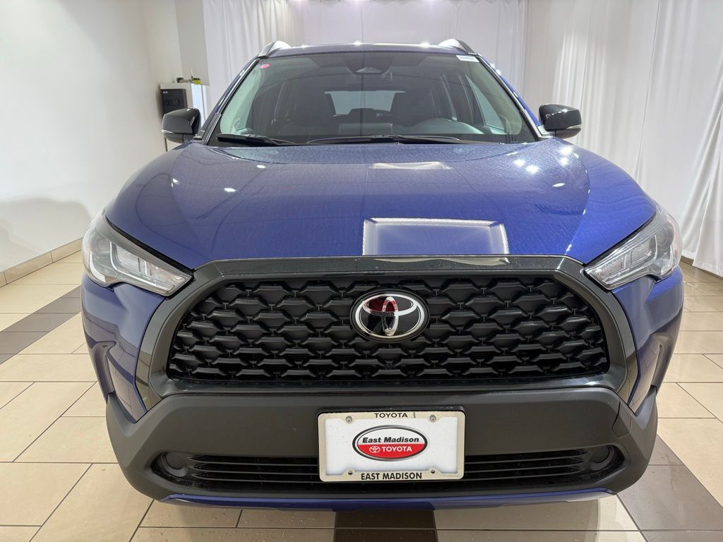 2025 Toyota Corolla Cross LE 8