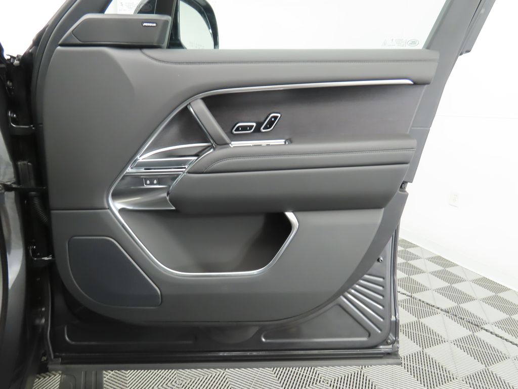 2025 Land Rover Range Rover SE 27