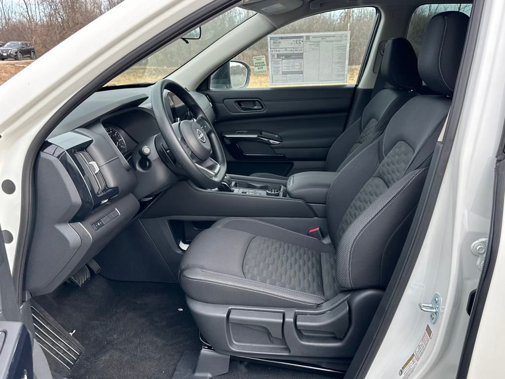 2025 Nissan Pathfinder S photo
