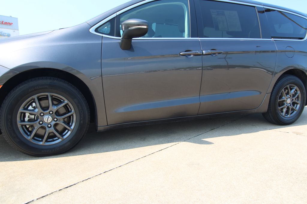 Used 2023 Chrysler Pacifica Van