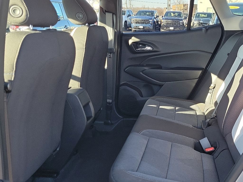 2025 Chevrolet Trax LS 6