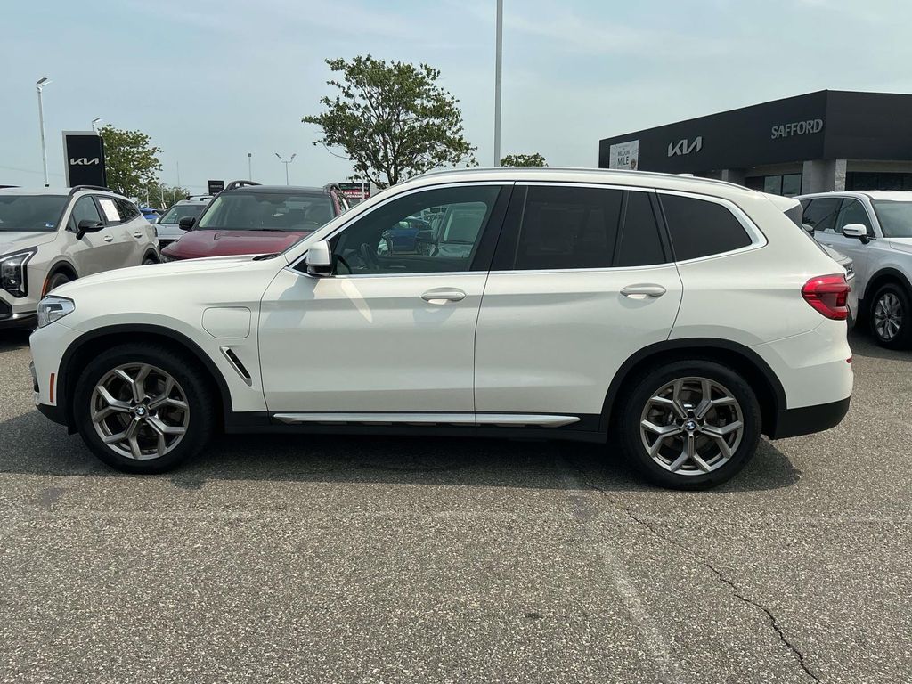 Used 2021 White BMW xDrive30e image 8