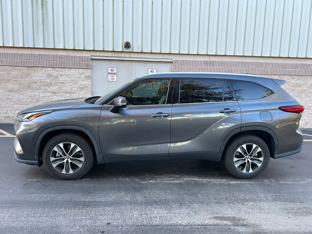 Thumbnail: 2022 Toyota Highlander - 2