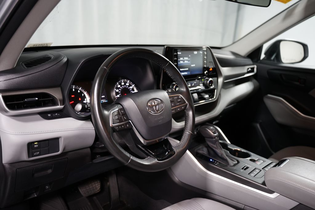 2021 Toyota Highlander LE 7