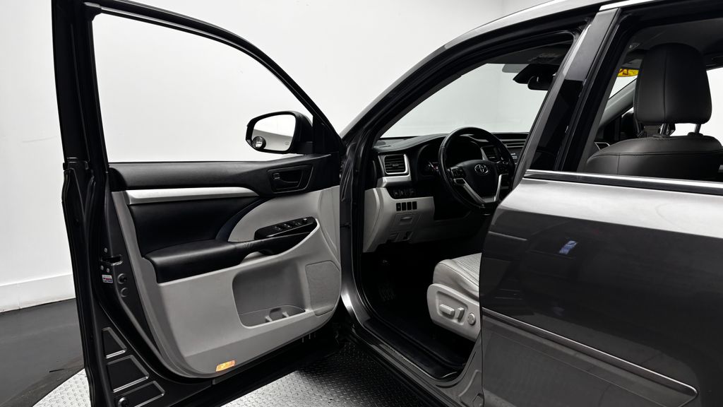 Thumbnail: 2018 Toyota Highlander - 16