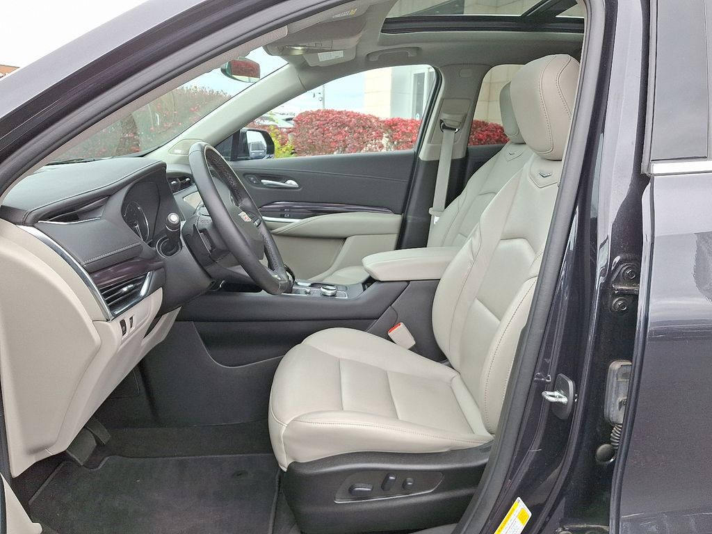 Thumbnail: 2022 Cadillac XT4 - 14