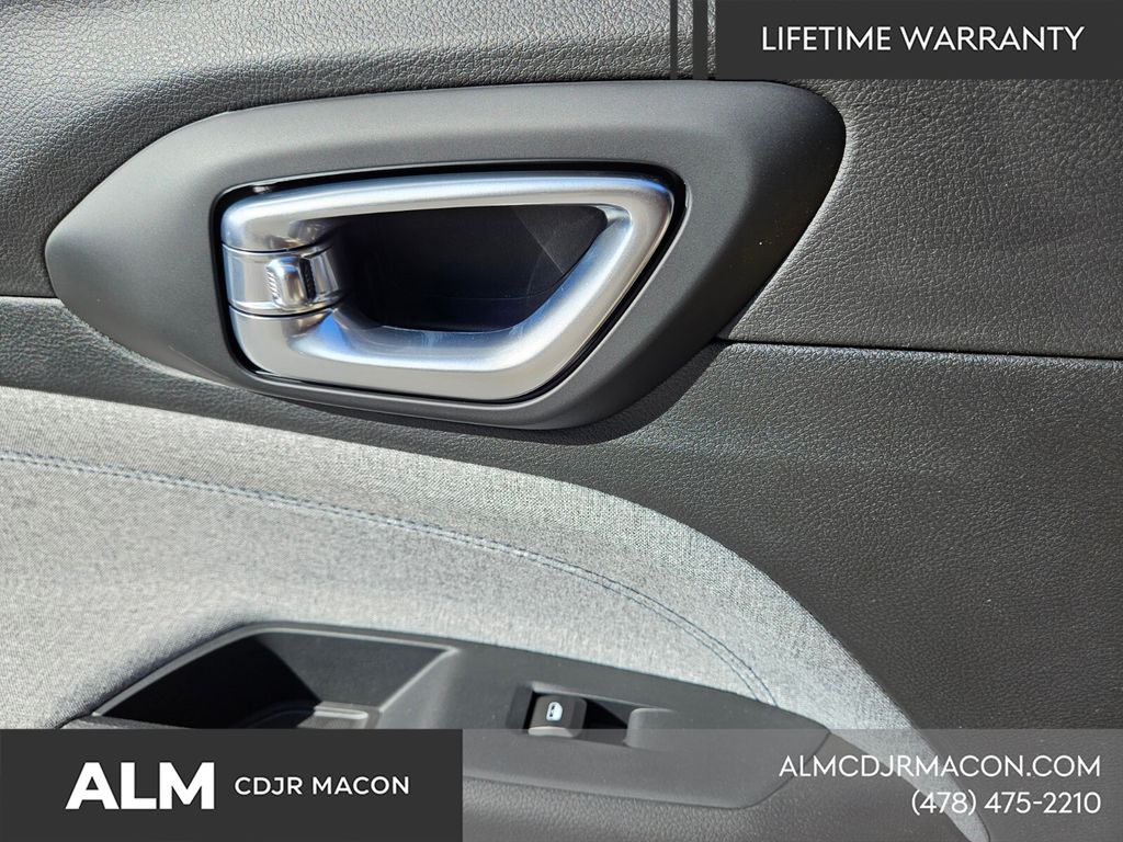 New 2026 Diamond Black Crystal Pearlcoat Jeep Latitude image 10