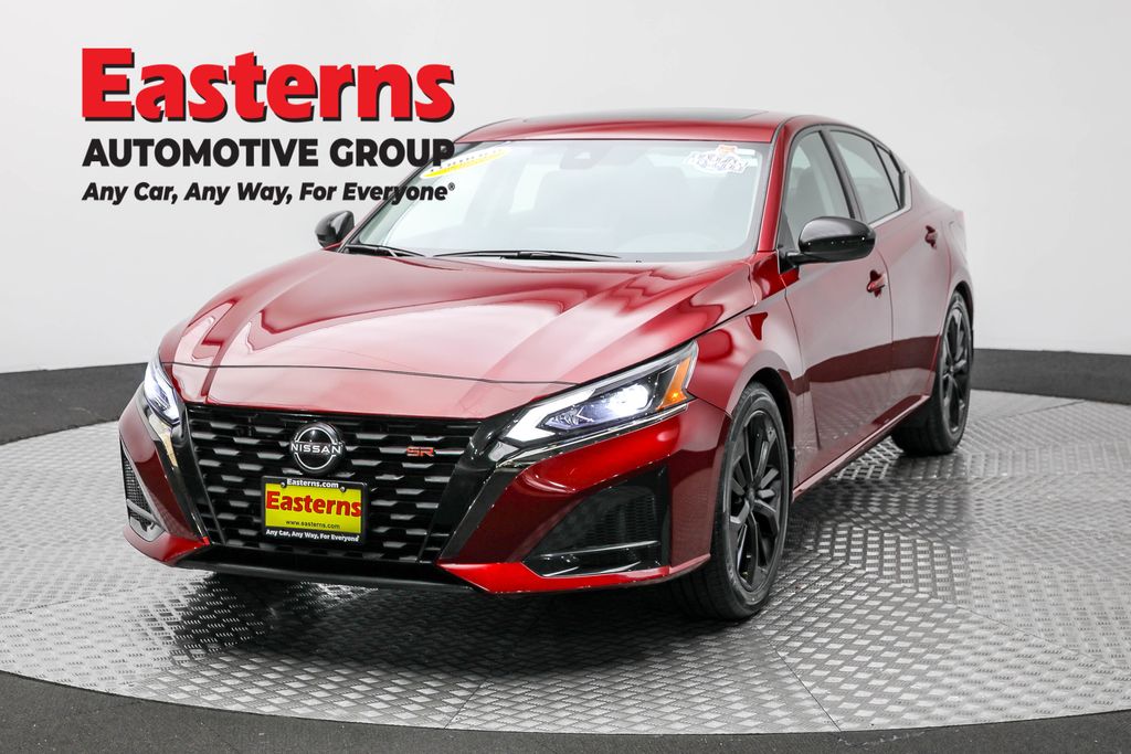 Red (Scarlet Ember Tintcoat) 2023 Nissan Altima 2.5 SR FWD Sedan Front-Wheel Drive Continuously Variable Transmission