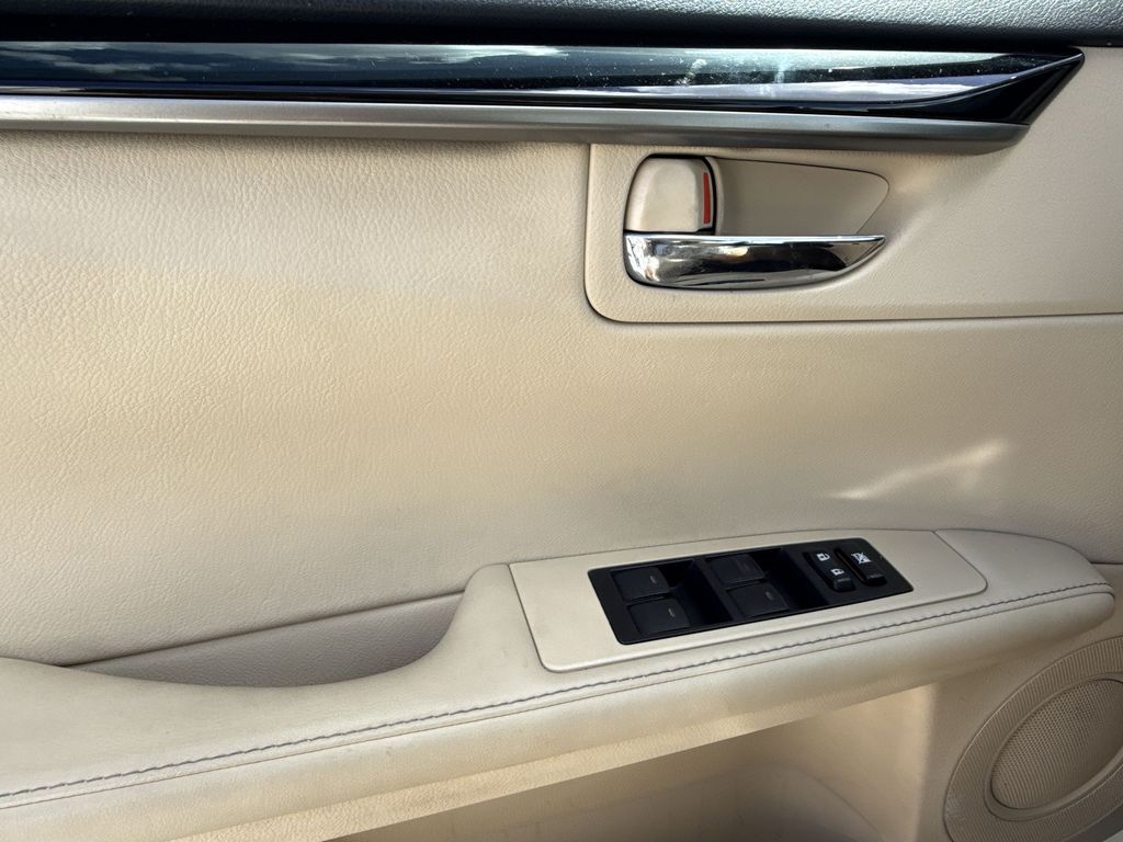 Thumbnail: 2015 Lexus ES - 29