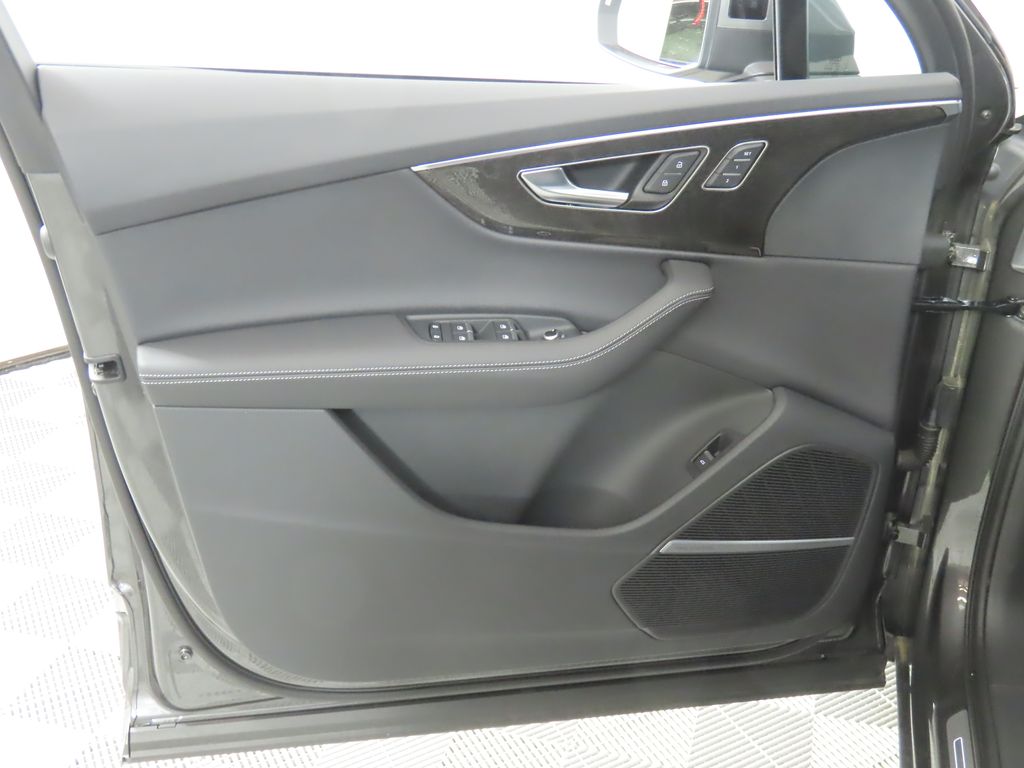 Thumbnail: 2025 Audi Q7 - 27