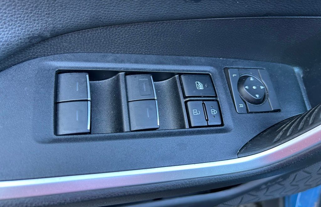 Thumbnail: 2022 Toyota RAV4 - 17