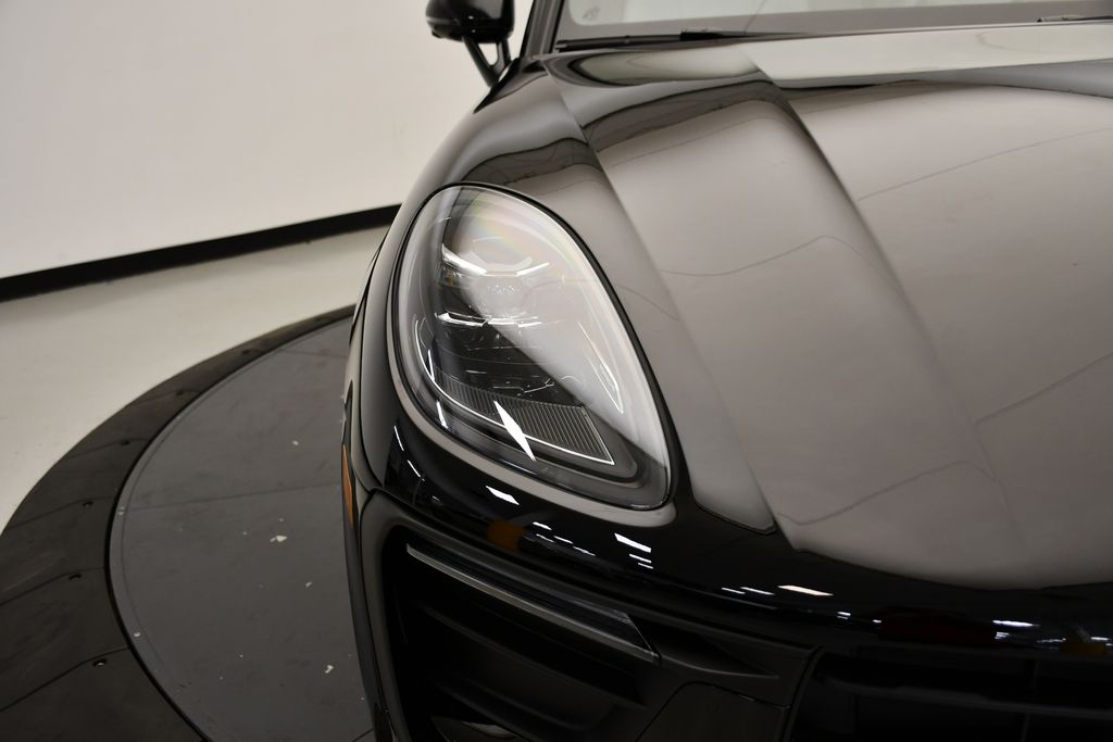 Thumbnail: 2026 Porsche Macan - 14