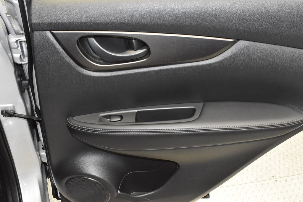 2021 Nissan Rogue Sport S 27