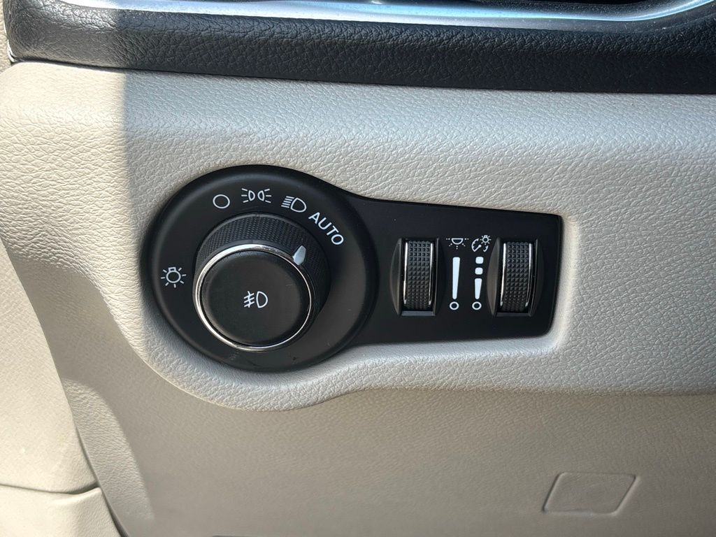 2023 Chrysler Pacifica Limited photo