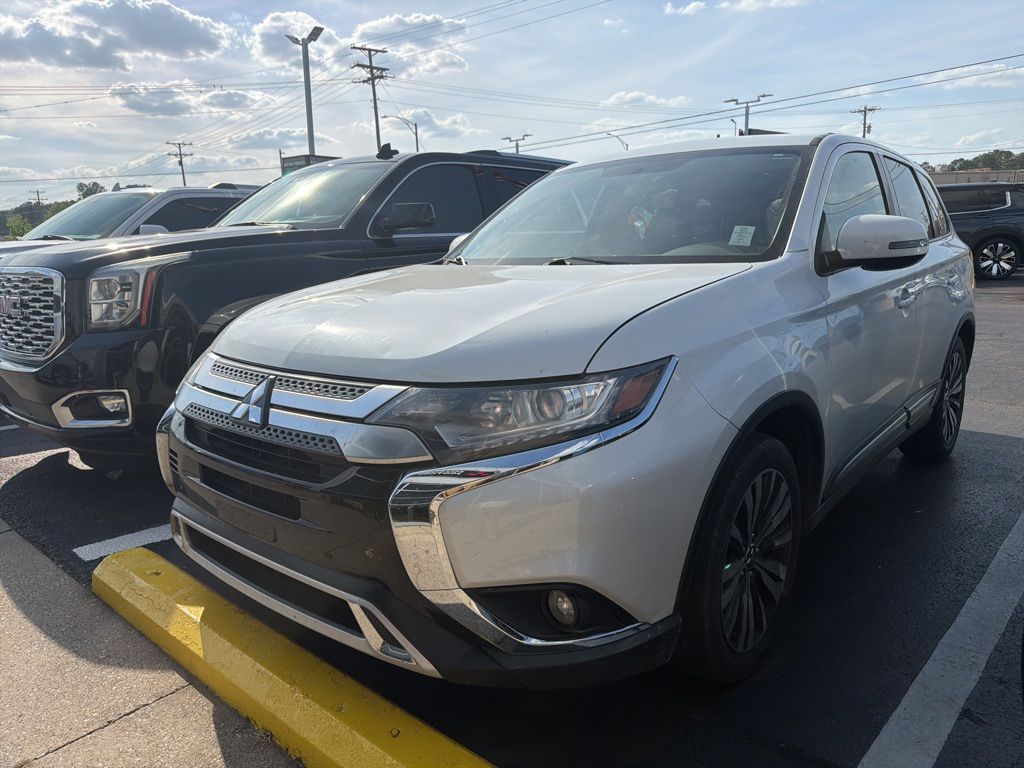 Pearl White 2019 Mitsubishi Outlander SE FWD SUV / Crossover Front-Wheel Drive Continuously Variable Transmission