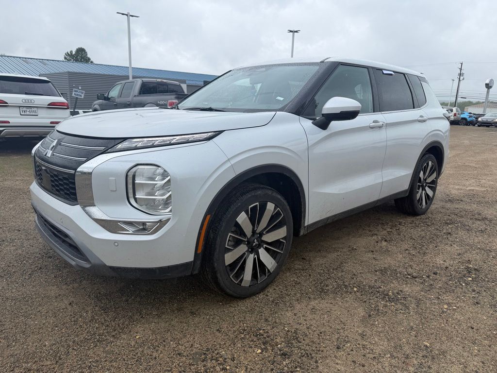 2025 Mitsubishi Outlander SE Silver at South Hills Kia