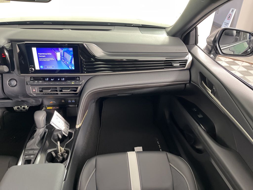 2025 Toyota Camry SE 18