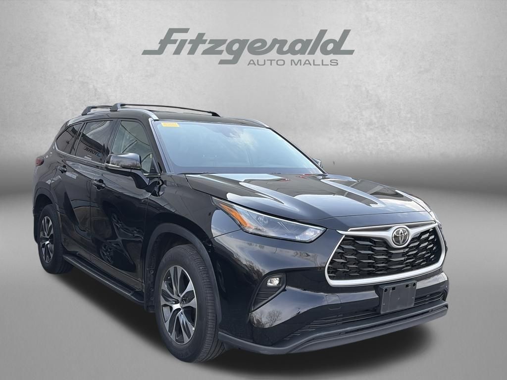 Midnight Black Metallic 2022 Toyota Highlander XLE AWD SUV / Crossover All-Wheel Drive 8-Speed Automatic