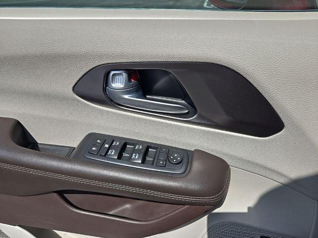 2017 Chrysler Pacifica  26