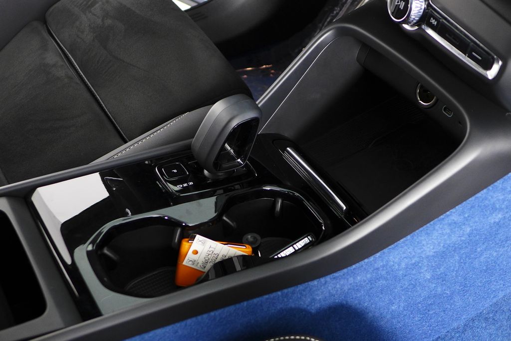 Thumbnail: 2023 Volvo XC40 - 15