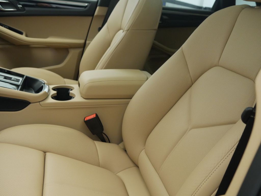 Thumbnail: 2026 Porsche Macan - 17