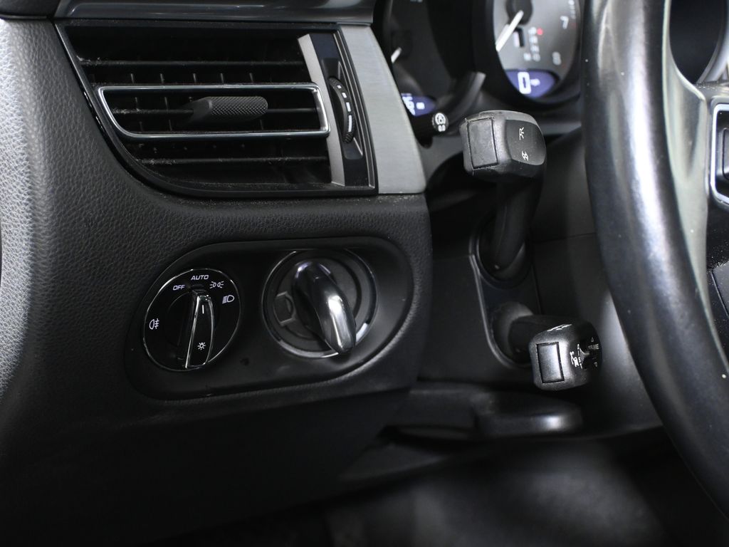 Thumbnail: 2022 Porsche Macan - 28