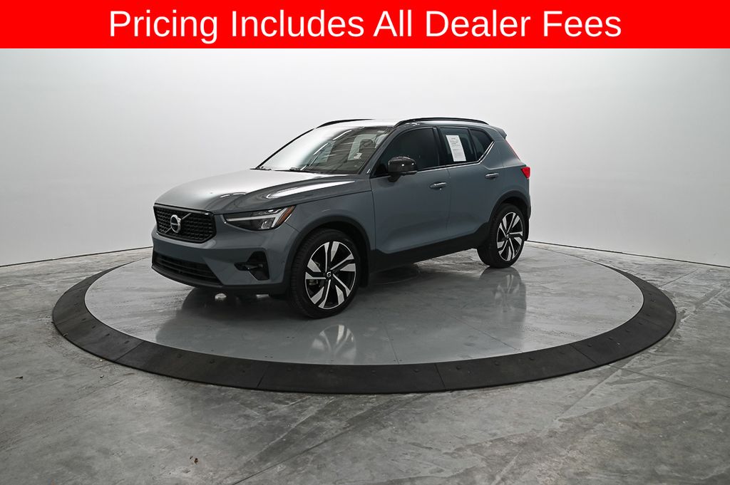 2023 Volvo XC40 B4 Plus Dark's photo