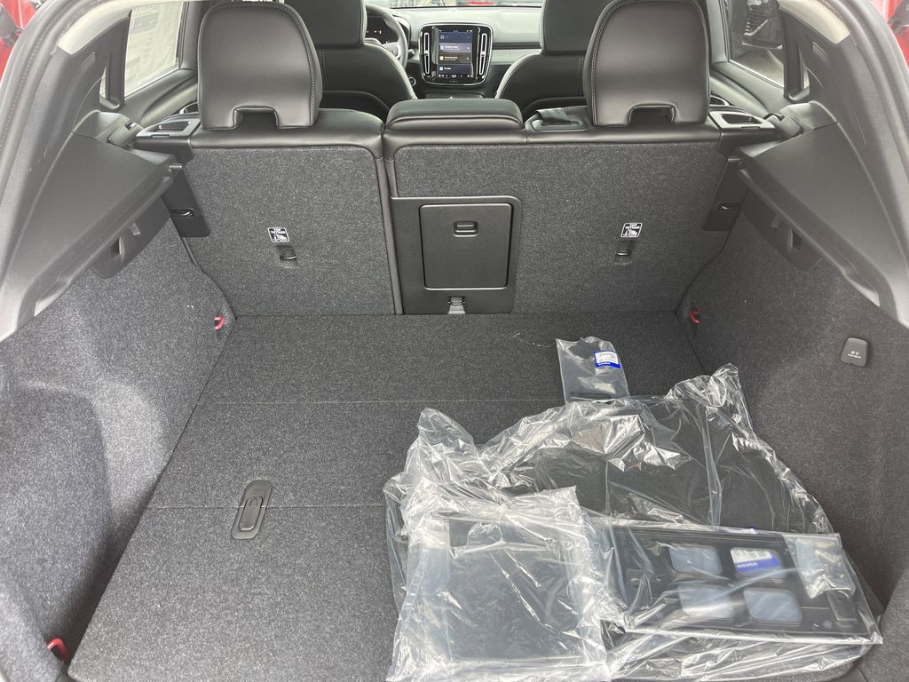 2025 Volvo XC40 B5 Plus Bright Theme photo