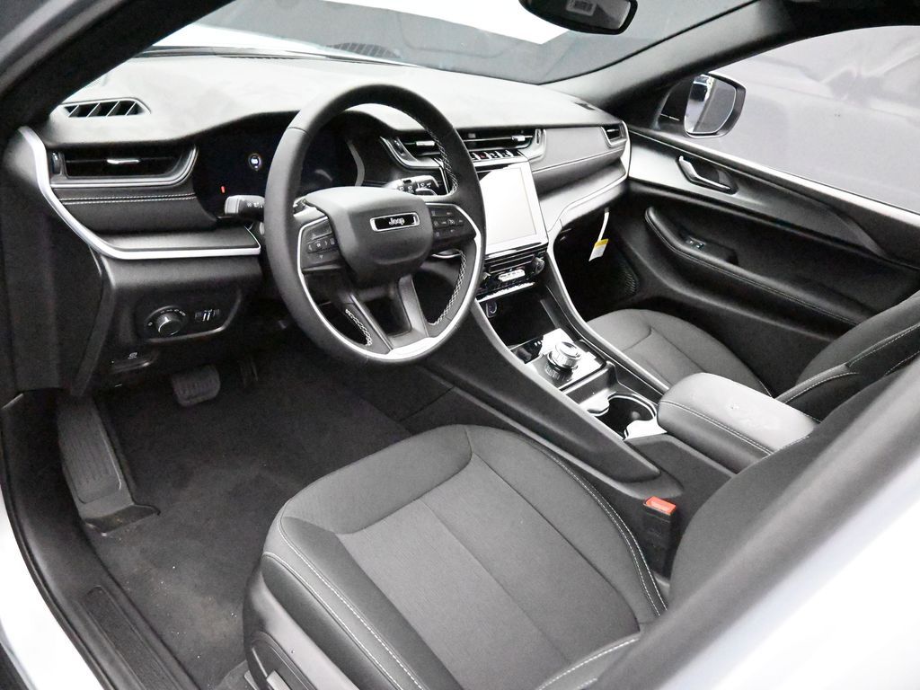 Used 2024 Silver Zynith Jeep Laredo image 24