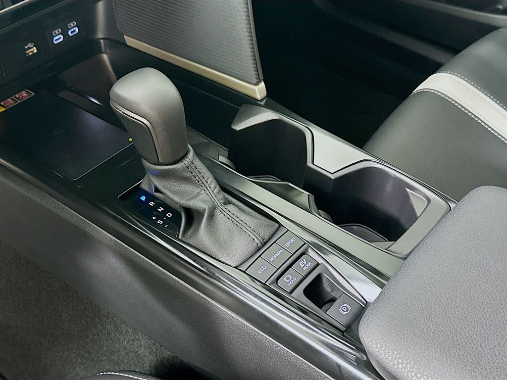 2025 Toyota Camry SE 16