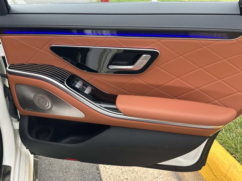 Thumbnail: 2023 Mercedes-Benz S-Class - 12