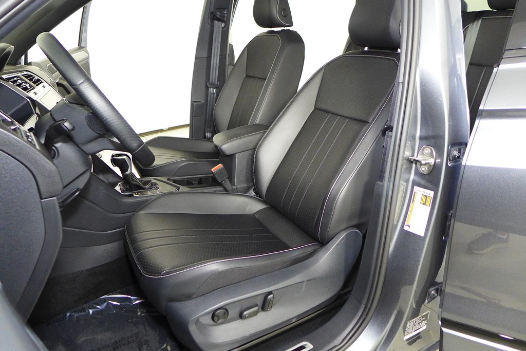 Thumbnail: 2023 Volkswagen Tiguan - 22