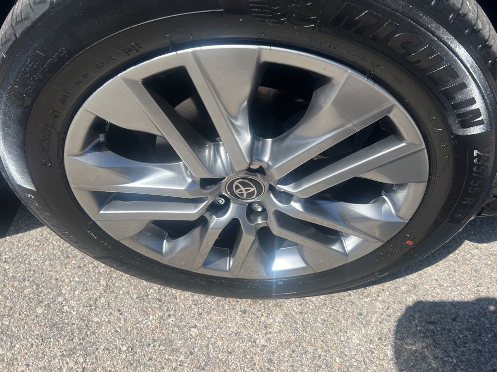 2022 Toyota RAV4 XLE Premium photo