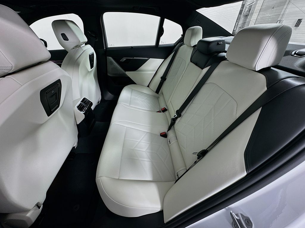 2025 BMW i5 eDrive40 17
