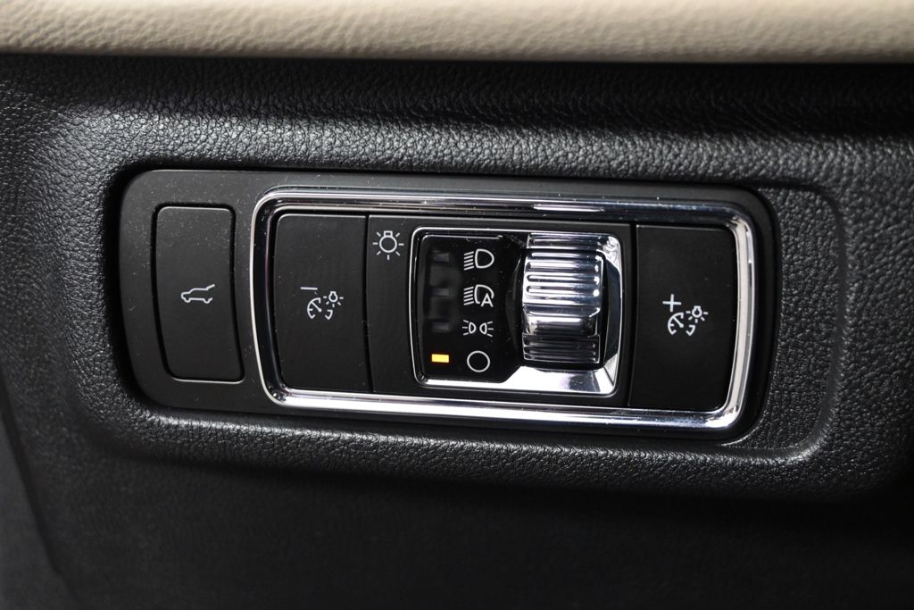 New 2026 Red Lincoln Premiere image 24