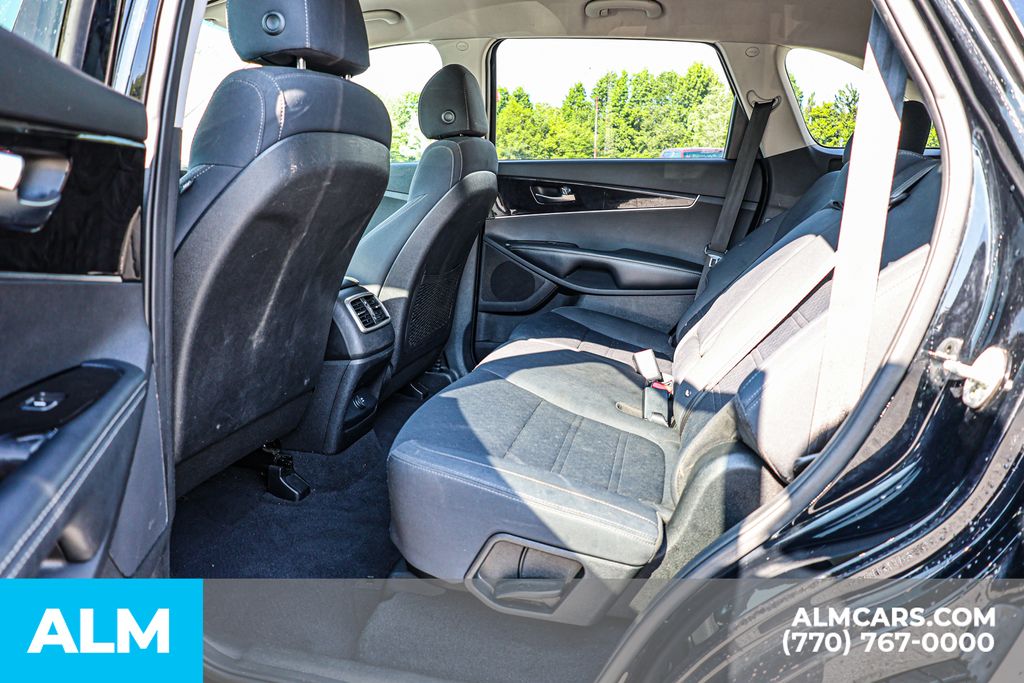 Used 2018 Black Kia L image 19